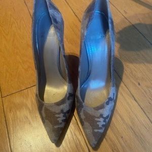 Stuart Weitzman "Nouveau" Camouflage Tan Linen Pumps sz 37